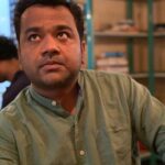 Zakir Khan Instagram - Kisi aur ke kaam me aise saath dena ki maano khud ka hi kaam ho. Kisi ke ghar mein aise rehna ki ghar waale bete jaisa pyaar karne lage. Logon ki zarurat par khade rehne ka hunar aur waqt par saath khade rehne ki samajh sabke bas ki nahi hoti hai. Par inn saari khoobiyon se Allah ne @randomvarun ko nawaza hai. Behad zaheen(intelligent) aur har-dil-Azeez insaan. jisne apne ghar ke financial haalaat, apne neeji zindagi ki mushkilein, apne pita ki maansik bimari (Schizophrenia) ko apni kamzori nahi banne diya. Yeh bhi kya kamaal hai ki baat hai jiss insaan ko usska poora khandan aur samaaj uski bimari ki wajeh se kam dimaag ka samajhte ho- aaj uska beta hindustan ke sabse padhe likhe samajhdar logon me se ek hai. Yeh kahani unki hain aur shayad unhe hi kehni chaiye par jaise insaan woh hain , mujhe lagta nahi woh khud se yeh kabhi keh payenge … isliye unki izzazat leke main keh raha hu I know I am late to the party par Belated happy Birthday kumar varun, I love you bhai.