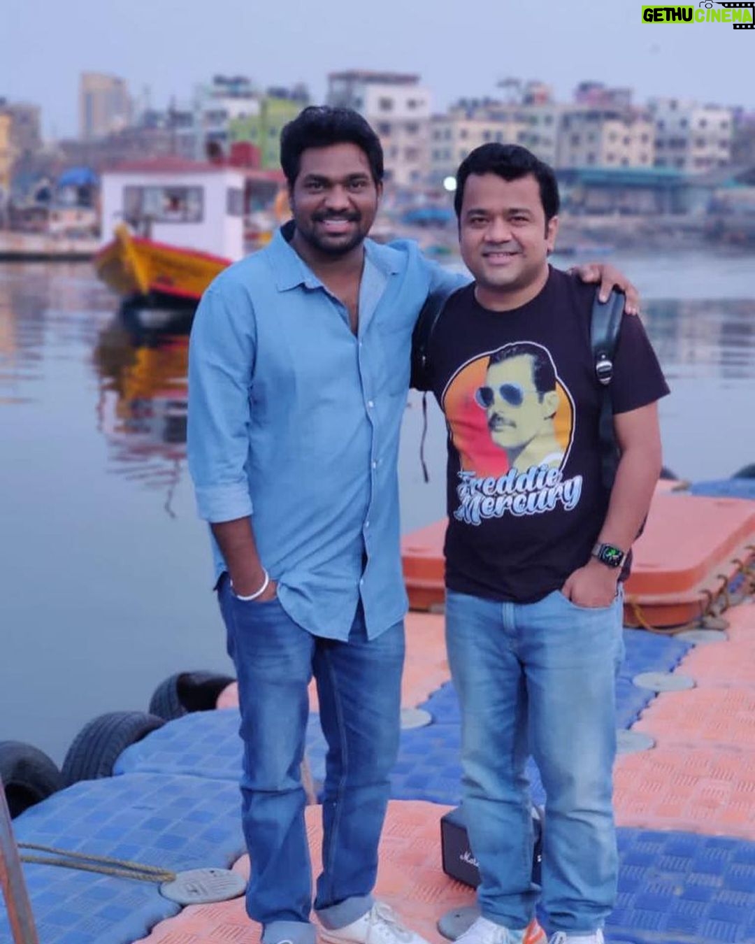 Zakir Khan Instagram - Kisi aur ke kaam me aise saath dena ki maano khud ka hi kaam ho. Kisi ke ghar mein aise rehna ki ghar waale bete jaisa pyaar karne lage. Logon ki zarurat par khade rehne ka hunar aur waqt par saath khade rehne ki samajh sabke bas ki nahi hoti hai. Par inn saari khoobiyon se Allah ne @randomvarun ko nawaza hai. Behad zaheen(intelligent) aur har-dil-Azeez insaan. jisne apne ghar ke financial haalaat, apne neeji zindagi ki mushkilein, apne pita ki maansik bimari (Schizophrenia) ko apni kamzori nahi banne diya. Yeh bhi kya kamaal hai ki baat hai jiss insaan ko usska poora khandan aur samaaj uski bimari ki wajeh se kam dimaag ka samajhte ho- aaj uska beta hindustan ke sabse padhe likhe samajhdar logon me se ek hai. Yeh kahani unki hain aur shayad unhe hi kehni chaiye par jaise insaan woh hain , mujhe lagta nahi woh khud se yeh kabhi keh payenge … isliye unki izzazat leke main keh raha hu I know I am late to the party par Belated happy Birthday kumar varun, I love you bhai.