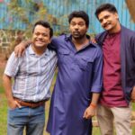 Zakir Khan Instagram - Kisi aur ke kaam me aise saath dena ki maano khud ka hi kaam ho. Kisi ke ghar mein aise rehna ki ghar waale bete jaisa pyaar karne lage. Logon ki zarurat par khade rehne ka hunar aur waqt par saath khade rehne ki samajh sabke bas ki nahi hoti hai. Par inn saari khoobiyon se Allah ne @randomvarun ko nawaza hai. Behad zaheen(intelligent) aur har-dil-Azeez insaan. jisne apne ghar ke financial haalaat, apne neeji zindagi ki mushkilein, apne pita ki maansik bimari (Schizophrenia) ko apni kamzori nahi banne diya. Yeh bhi kya kamaal hai ki baat hai jiss insaan ko usska poora khandan aur samaaj uski bimari ki wajeh se kam dimaag ka samajhte ho- aaj uska beta hindustan ke sabse padhe likhe samajhdar logon me se ek hai. Yeh kahani unki hain aur shayad unhe hi kehni chaiye par jaise insaan woh hain , mujhe lagta nahi woh khud se yeh kabhi keh payenge … isliye unki izzazat leke main keh raha hu I know I am late to the party par Belated happy Birthday kumar varun, I love you bhai.