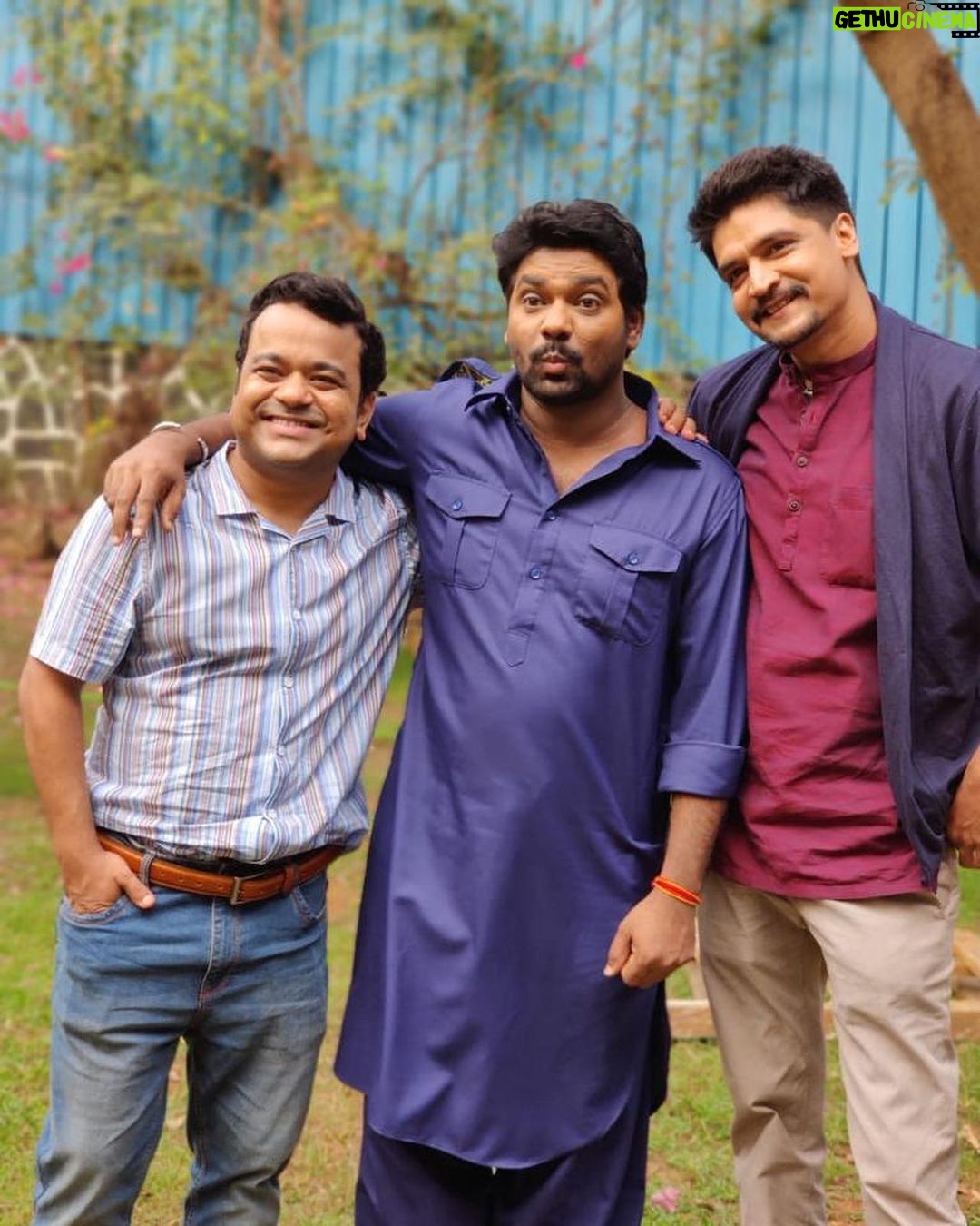 Zakir Khan Instagram - Kisi aur ke kaam me aise saath dena ki maano khud ka hi kaam ho. Kisi ke ghar mein aise rehna ki ghar waale bete jaisa pyaar karne lage. Logon ki zarurat par khade rehne ka hunar aur waqt par saath khade rehne ki samajh sabke bas ki nahi hoti hai. Par inn saari khoobiyon se Allah ne @randomvarun ko nawaza hai. Behad zaheen(intelligent) aur har-dil-Azeez insaan. jisne apne ghar ke financial haalaat, apne neeji zindagi ki mushkilein, apne pita ki maansik bimari (Schizophrenia) ko apni kamzori nahi banne diya. Yeh bhi kya kamaal hai ki baat hai jiss insaan ko usska poora khandan aur samaaj uski bimari ki wajeh se kam dimaag ka samajhte ho- aaj uska beta hindustan ke sabse padhe likhe samajhdar logon me se ek hai. Yeh kahani unki hain aur shayad unhe hi kehni chaiye par jaise insaan woh hain , mujhe lagta nahi woh khud se yeh kabhi keh payenge … isliye unki izzazat leke main keh raha hu I know I am late to the party par Belated happy Birthday kumar varun, I love you bhai.