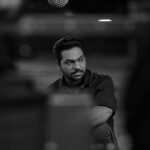 Zakir Khan Instagram – Kya tumko bhi lagta hai aisa? 

Ki bina kisi baat ke Mann doobta rehta hai, 
jaise dil ke bheetar koi kuch khod raha hai. 
Koi khaai, 
ya koi kua, 
ya shayad ek gehri kabr. 
Dafan karne ko laash tumhari! 

Kya tumko bhi lagta hai aisa? 

Sab kuch theek sa hi toh hai. 
phir kyun chalti baat ke beech se 
dhyaan hat jaata hai. 
Kisi anjaani si baat par
aachanak aakhe dabdaba jaati hai, 
Zaban sukhne lagti hai.
gala bhar aata hai. 

Kya tumko bhi lagta hai aisa? 

Ek taraf toh, 
Raat bhar neend nahi aati, 
Na koi khayal aata hai, 
Na hi kisi ki yaad…. 

Koi payar se baat kare toh 
kuch mehsus nahi hota. 

Ya phir Kahin sadak par 
koi zara sa dhakka bhi lag jaaye 
Toh hafton beizzati si yaad rehti hai. 

Bheed ke akela algna, 
Kisi se baat karne ka jee na karna. 

Kya tumko bhi lagta hai aisa? 

Agar jawab haan hai toh sun lo, 
Ki Bahuton ko lagta hai.
Tumhare hi jaan pehchan me hai kuch aur bhi log. 
Tanha, akele, chup, 
apni parwarish ki kamiyon se ladte hue. 
Woh bhi tumhari tarah tasveeron ke liye 
Jhoota muskura liya karte hain. 
Jaise tum muskura diya karte ho. 

Jaise mai hass leta hoon. 

Toh aaj raat bhi takiye par sar rakh kar, 
Pankhe ko ek tak dekho toh yaad rakhna. 

Sath hi hai hum… 

akele, 

Tum bhi, 

Mai bhi.

Zakir khan