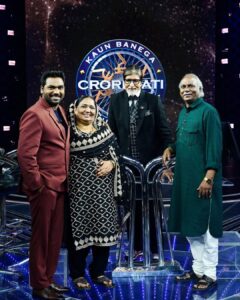 Zakir Khan Instagram - Sir @amitabhbachchan is the epitome of hardwork and persistence! Recently I got a chance to meet him personally for #kaunbanegacrorepati aur yaar Kya discipline kya dedication hai unka! Aaj unka birthday hai, Umar kitni ho gayi hai, yeh choti baat hai. Par humare kaal khand(era) mein ek Aadmi peechle 55 saal se apne kaam se top par hai aur hum sab unko dekh paate hai, yeh badi baat hai. Happy birthday @amitabhbachchan ji ❤️🙏 PS: Papa ne kaha tha jab kaam karo tab photo lena, isliye photo le li. #papapleasepreachmore #JinkoPataHaiUnkoPataHai