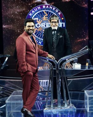 Zakir Khan Instagram - Sir @amitabhbachchan is the epitome of hardwork and persistence! 
Recently I got a chance to meet him personally for #kaunbanegacrorepati aur yaar Kya discipline kya dedication hai unka! 

Aaj unka birthday hai, Umar kitni ho gayi hai, yeh choti baat hai. Par humare kaal khand(era) mein ek Aadmi peechle 55 saal se apne kaam se top par hai aur hum sab unko dekh paate hai, yeh badi baat hai. 

Happy birthday @amitabhbachchan ji ❤️🙏

PS: Papa ne kaha tha jab kaam karo tab photo lena, isliye photo le li. #papapleasepreachmore #JinkoPataHaiUnkoPataHai