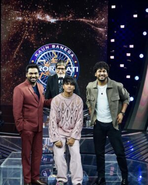 Zakir Khan Instagram - Sir @amitabhbachchan is the epitome of hardwork and persistence! 
Recently I got a chance to meet him personally for #kaunbanegacrorepati aur yaar Kya discipline kya dedication hai unka! 

Aaj unka birthday hai, Umar kitni ho gayi hai, yeh choti baat hai. Par humare kaal khand(era) mein ek Aadmi peechle 55 saal se apne kaam se top par hai aur hum sab unko dekh paate hai, yeh badi baat hai. 

Happy birthday @amitabhbachchan ji ❤️🙏

PS: Papa ne kaha tha jab kaam karo tab photo lena, isliye photo le li. #papapleasepreachmore #JinkoPataHaiUnkoPataHai
