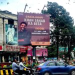 Zakir Khan Instagram - 2003-04 mein school ki padhai ke sath sath mai ek “Planet President” naam ke 3 ya 4 star hotel ke Indian restaurant mein hafte ke 3 din shaam ko sitar bajane jaata tha. Wapas aate waqt raat ko der ho hi jaati thi toh Iss hi Regal Square par sharing auto ka wait karta tha. Abhi wahan par hoarding laga hua hai. Show sold out hai. Ek aur show add karne ki koshish kar rahe hain. Baki aap logon ka pyar hai. Mummy-papa ki duaein. Aur apne doston aur kabeele ka sath bana hua hai.