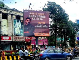 Zakir Khan Instagram - 2003-04 mein school ki padhai ke sath sath mai ek “Planet President” naam ke 3 ya 4 star hotel ke Indian restaurant mein hafte ke 3 din shaam ko sitar bajane jaata tha. 

Wapas aate waqt raat ko der ho hi jaati thi toh Iss hi Regal Square par sharing auto ka wait karta tha. 

Abhi wahan par hoarding laga hua hai. 

Show sold out hai. 

Ek aur show add karne ki koshish kar rahe hain. 

Baki aap logon ka pyar hai. 

Mummy-papa ki duaein. 

Aur apne doston aur kabeele ka sath bana hua hai.