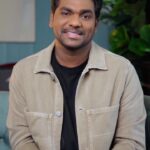 Zakir Khan Instagram - Ek bhasha mein bohot saara sahitya hota hai, aur wo jab aap tak pohunchega, aapke vyaktitva ka vikas hoga Hindi diwas ki bohot bohot subhkamnaiye #SayItLikeItIs #Ad
