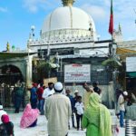 Zakir Khan Instagram - Mujhe Ajmer jaana tha show karne, sabne poocha dargah jaoge? Pata nahi kyun maine sabko jawab na mein hi diya. Show khatam karte hi Aachanak dil mein aane laga ki mujhe jaana hai. Maine suna tha ki aisi jagahon par khud nahi jaate ho, balki woh aapko bulate hain. Maine yeh hote hue dekha kal. Ajmer Khwaja Garib Nawaz