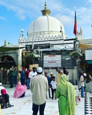 Zakir Khan Instagram - Mujhe Ajmer jaana tha show karne, sabne poocha dargah jaoge? 

Pata nahi kyun maine sabko jawab na mein hi diya. Show khatam karte hi Aachanak dil mein aane laga ki mujhe jaana hai. 

Maine suna tha ki aisi jagahon par khud nahi jaate ho, balki woh aapko bulate hain. 

Maine yeh hote hue dekha kal.