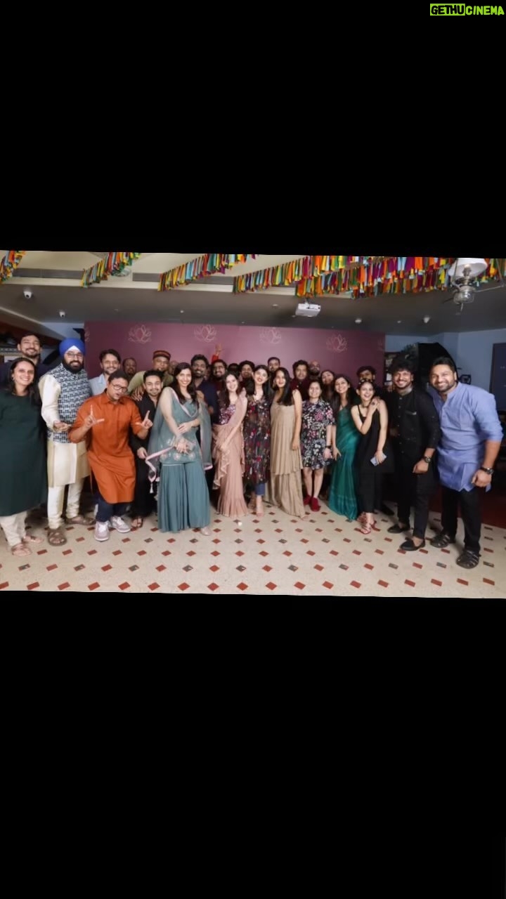 Zakir Khan Instagram - Mai ishq me haara, jaise koi badshah apna taj haara. Tan tana tan tan tan tara, Chalti hai kya 9 se 12. Humne “Farzi Mushaira” ke 3 season ki shoot poori hone par ek choti si party rakhi thi. almost 6 mahine pehle, par tab se ab ja kar mai yeh basic reel edit kar paaya hoon. Baki FM ke saare episode YouTube par aa gaye hain. Comment me aap bhi apna FM chala sakte ho! Dekh daalo!