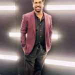 Zakir Khan Instagram - This is my photo series of aache kapde aur awkward me. Photo karvana bhi ek alag hi confidence ki category hoti hai. Apni toh nahi hai. Yeh gaana mujhe bahut pasand hai. Tour me bahut travel hota hai aur neend kam ho paati hai. isliye faltu reel bana raha hoon. Basically felt sleepless so posted, Abhi Nagpur land kar ke self esteem agar thodi Low hui toh delete kar dunga. Appreciation to @zeeshanali.pk for singing this beautiful song.