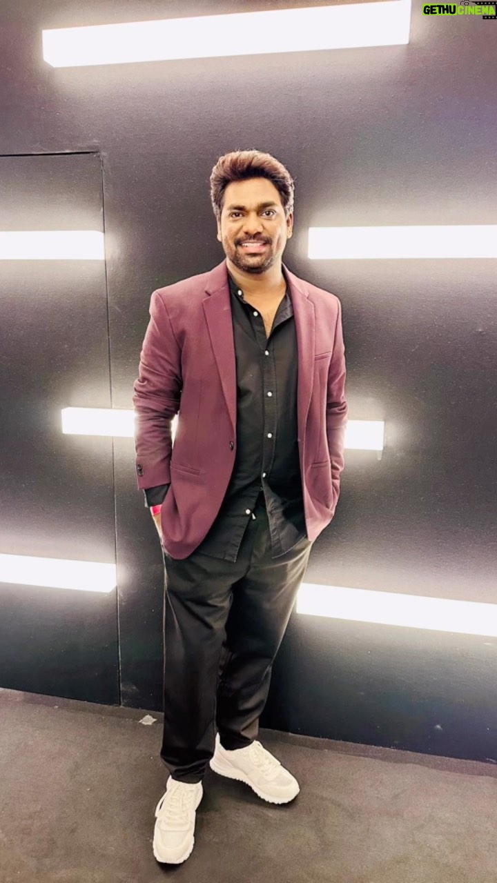 Zakir Khan - 531.2K Likes - This is my photo series of aache kapde aur awkward me.
Photo karvana bhi ek alag hi confidence ki category hoti hai. Apni toh nahi hai.
Yeh gaana mujhe bahut pasand hai. Tour me bahut travel hota hai aur neend kam ho paati hai. isliye faltu reel bana raha hoon.
Basically felt sleepless so posted, Abhi Nagpur land kar ke self esteem agar thodi Low hui toh delete kar dunga.
Appreciation to @zeeshanali.pk for singing this beautiful song.