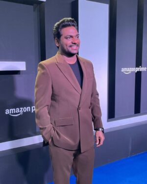 Zakir Khan Instagram - Meri auqaat mere sapno se itni baar haari hai, 

ki ab usne beech me bolna hi band kar diya hai.

stylist : @hinaloza05_ 

PS : Mujhe bahut sharam aati hai yaar photo ke time, mad respect to all the people jo photo ke time theek Se muh bana paate hain.