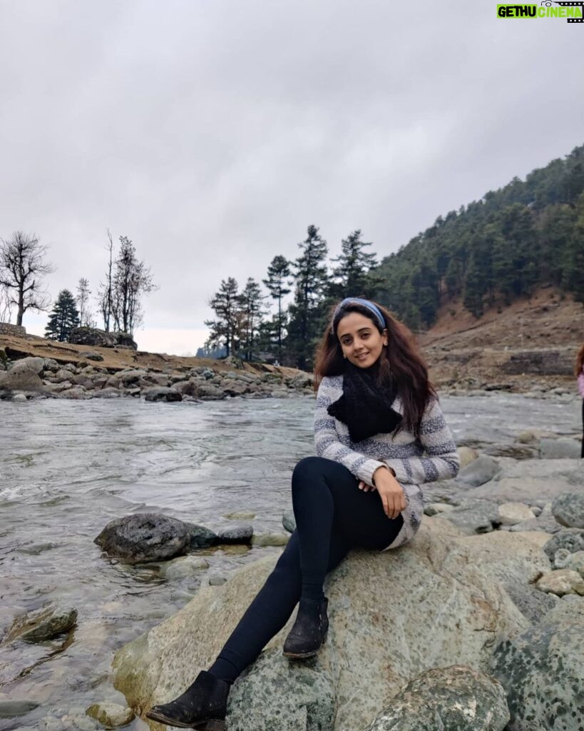 Zalak Desai Instagram - All elements of nature at one spot. This experience was surreal. Nature at its best🏞️ Pahalgam, you're beautiful ❤️ Can't wait to visit you again!