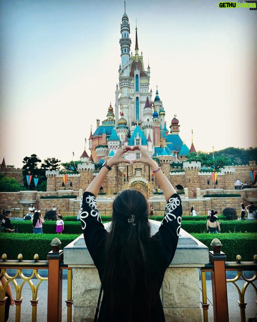 Zalak Desai Instagram - Disneyland, you were so dreamy😍 Literally relived my childhood! 🥰 Thanks babe for helping me tick this off my bucketlist!😘 @nirav_s21 Hong Kong Disneyland - 反斗奇兵大本營預演