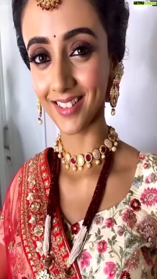 Zalak Desai Instagram - Wedding look❣️ Video courtesy: @makeupbymahekbhatt #Bride#BridesOfIndia##BridalWear#Traditional#Indian#Lehenga#Beauty#IndianBeauty#Actor#BigDay#DewyMakeup#FloralBun#MinimalLook#SubtleLook#LookOfTheDay#ZalakDesai#Instaperfect#Trending#Reels#ReelItFeelIt#ReelKaroFeelKaro#Grateful#Gratitude#ThankYouGod#ThankYouUniverse#PositiveVibesOnly✨😇🧿