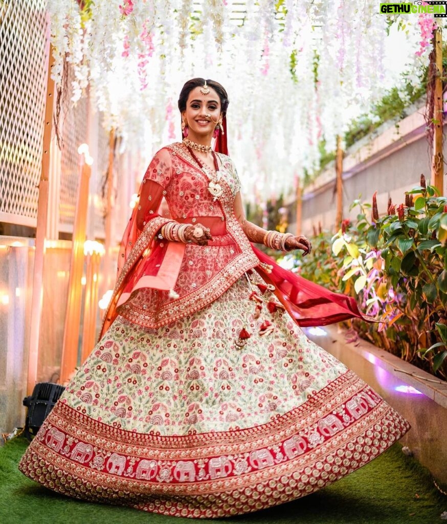 Zalak Desai Instagram - 💃Twirling in my lehenga💃 P.S. Yeh photo toh banti hai!!! And with this, I complete sharing all my wedding looks with y'all! Thank you so much for being patient and for showing so much love to all my posts! Love you all❤️ 📸: @weddingdori MUA: @makeupbymahekbhatt Hairstylist: @aarti_hairandmakeup Outfit: @roopkalamumbai
