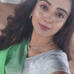 Zalak Desai Instagram - Kickstarted the wedding season like this!!!💃 More wedding content coming your way! Saree: @vasansi_jaipur Clutch: @prettylittlearts87 #Reels#Wedding2022#IndianWedding#Traditionallooks#ZalakDesai