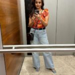 Zalak Desai Instagram - Look breakdown of what I wore for the #sachinxmeta event!☺️ Top: @myglobaldesi Jeans, Belt and Heels: @hm Bag: @coach Watch: @titanwatchesindia #Lookbook#GRWM#MetaIndia#SachinTendulkar#Chic&Casual#zalakdesaiii