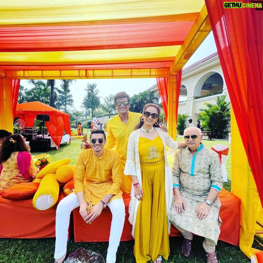 Zalak Desai Instagram - Kesariya Ishq💛with🧡La Familia Neckpiece: @ruhani_jewels #HaldiLook#BehenKiShaadi#IndianWedding#WeddingLookbook#ZalakDesai#Grateful#Blessed 🧿 The Zuri White Sands, Goa