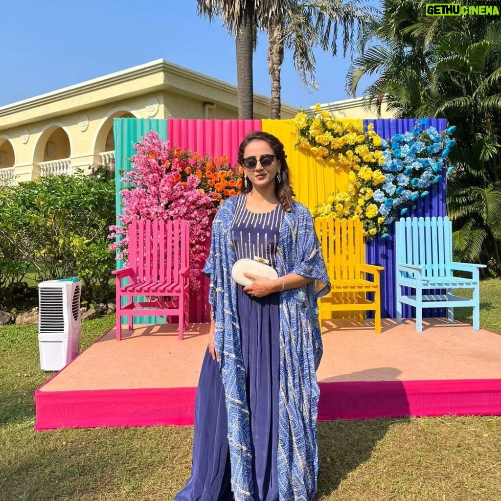 Zalak Desai Instagram - Get ready for some Shaadi content 💃 Here's my look for my sister's Carnival themed party! Your thoughts?😎 Let me know in the comments below!☺️ Got a customized dress made and the clutch is by my fav @prettylittlearts87 I love how you can carry it as a sling as well as a clutch🫶🏼 #ShaadiSeason#indianWedding#LookBook#Grateful#Blessed