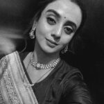 Zalak Desai Instagram - Went with a classic traditional look for a family wedding!🥰🧿🫶🏼 Look reveal coming up as soon as I get the pictures from the photographer 😂🙈 Meanwhile, can you guess the saree colour??! Comment below! #DesiGirl#SareeLove#GharKiShaadi Mumbai, Maharashtra
