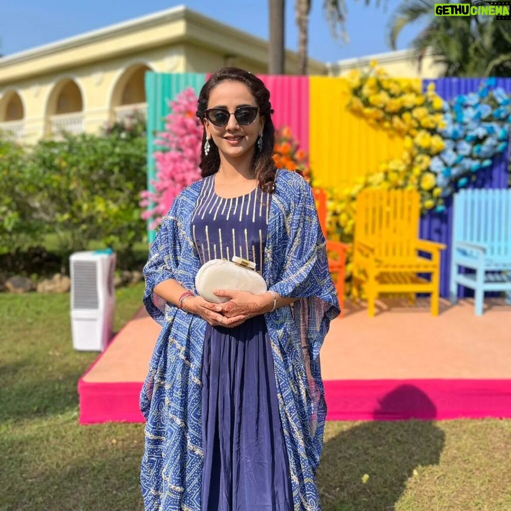 Zalak Desai Instagram - Get ready for some Shaadi content 💃 Here's my look for my sister's Carnival themed party! Your thoughts?😎 Let me know in the comments below!☺️ Got a customized dress made and the clutch is by my fav @prettylittlearts87 I love how you can carry it as a sling as well as a clutch🫶🏼 #ShaadiSeason#indianWedding#LookBook#Grateful#Blessed