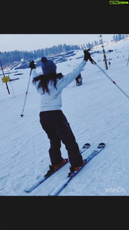 Zalak Desai Instagram - The day we began our skii training, our instructors told us, 'This is an addiction!' And yes, I couldn't agree more 😍 Miss Skiing, Miss Kashmir!🏔️❄️⛷️ #TakeMeBack#Skiing#Gulmarg#BestTimes#ProudOfMyself#Grateful#Blessed#Travel#TravelStories#TravelMemories#ThankYouGod#ThankYouUniverse🙏😇🧿 Gulmarg, Kashmir