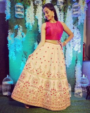 Zalak Desai Instagram - 💞Lehenga Love💞
.
.
.
Pro-Tip: Get an indo-western blouse stitched and re-use your favourite lehengas in a different way, giving you a completely different look!
P.S.: Here, I re-used my engagement outfit by styling it in a completely different way!
Support sustainable fashion!
RE-USE!
#Shinchan#DostKiShaadi#IndianWear#Actor#Poser#Blessed#grateful🧿🙏😇