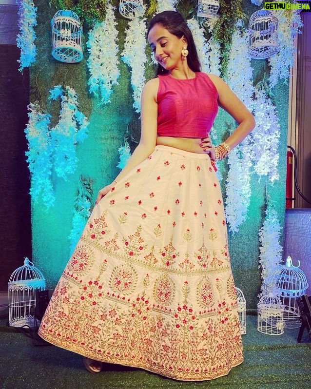 Zalak Desai Instagram - 💞Lehenga Love💞 . . . Pro-Tip: Get an indo-western blouse stitched and re-use your favourite lehengas in a different way, giving you a completely different look! P.S.: Here, I re-used my engagement outfit by styling it in a completely different way! Support sustainable fashion! RE-USE! #Shinchan#DostKiShaadi#IndianWear#Actor#Poser#Blessed#grateful🧿🙏😇
