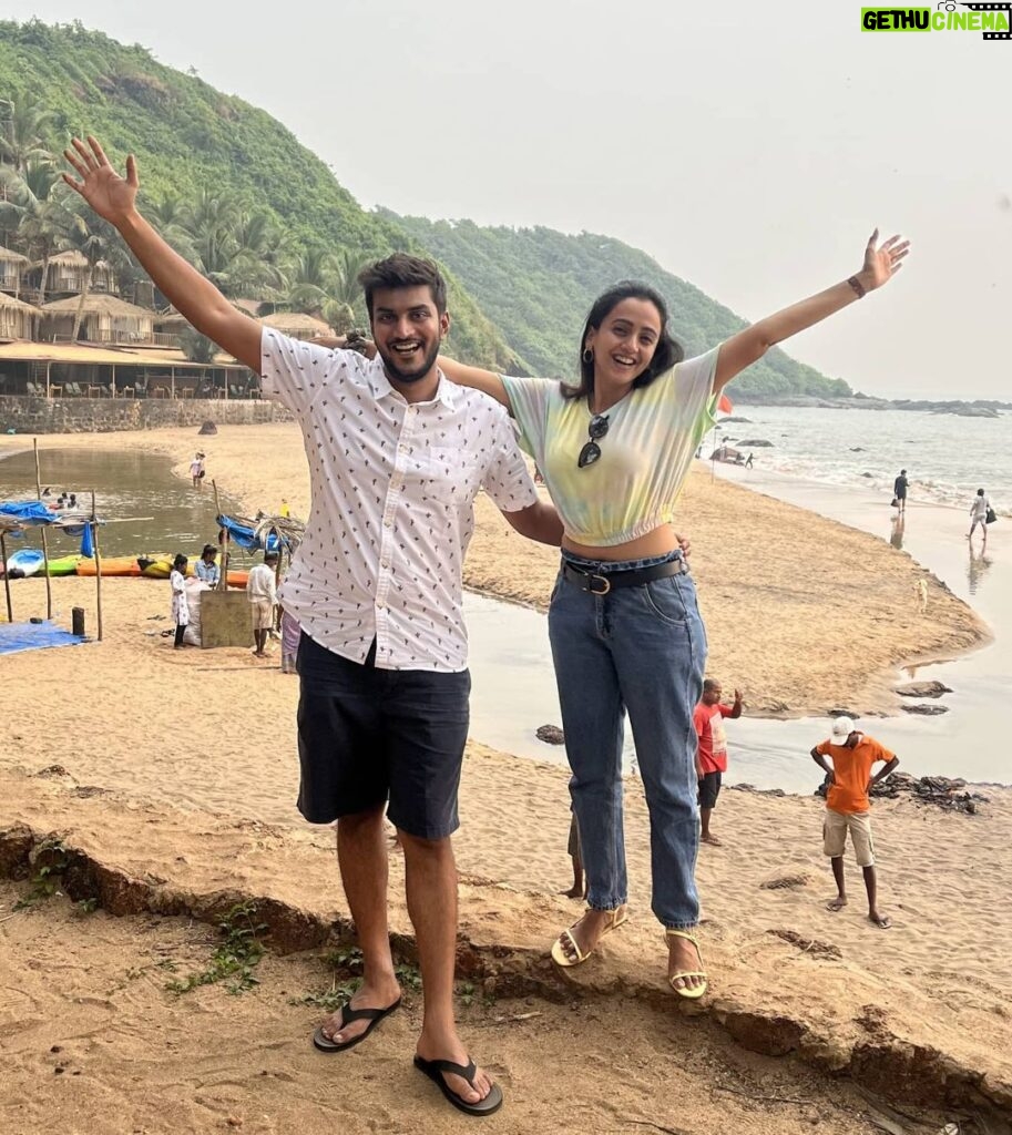 Zalak Desai Instagram - Hola from Cola!✌🏼🏖️😎🍹🙌 . . . #Goa#Goadiaries#Travel#Explore#FavCouple#Actor#Grateful#Blessed#BlessedWithTheBest#ThankYouGod#thankYouUniverse✨🙏 🧿 Cola Beach, Goa
