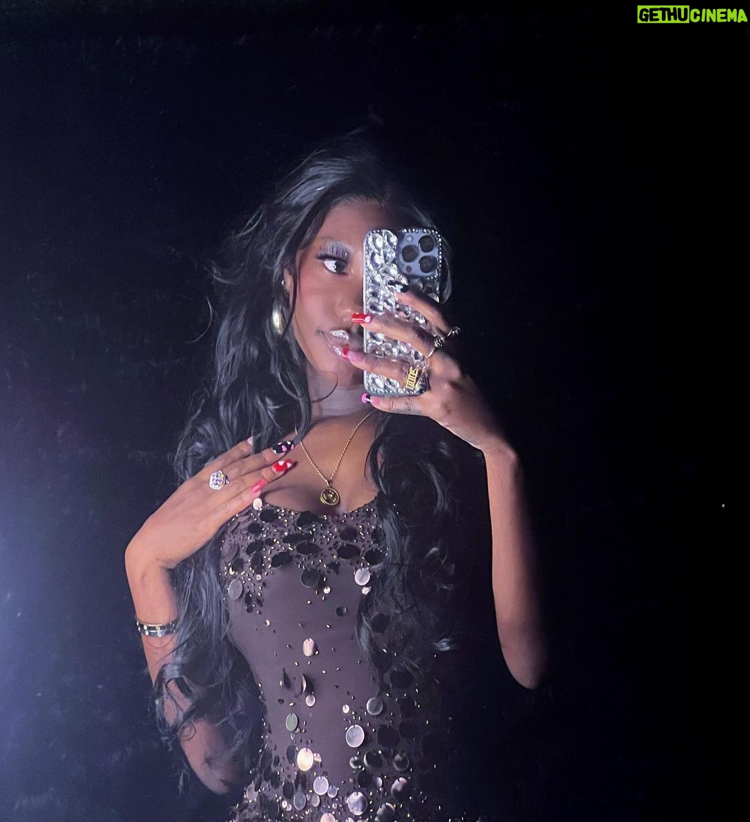 Zandra Cunningham Instagram - ring light blessings