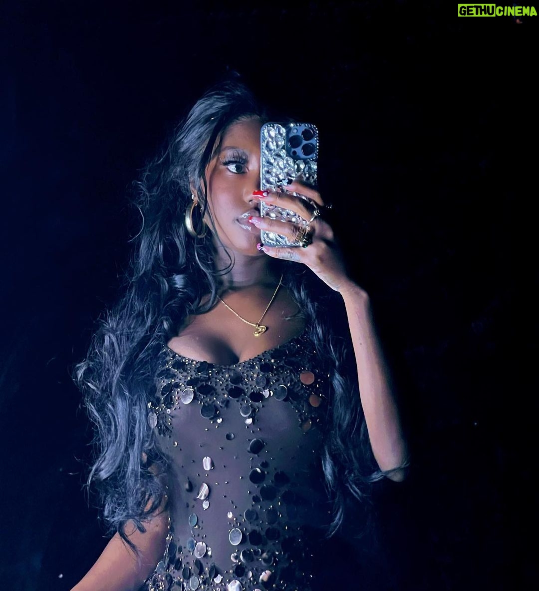 Zandra Cunningham Instagram - ring light blessings