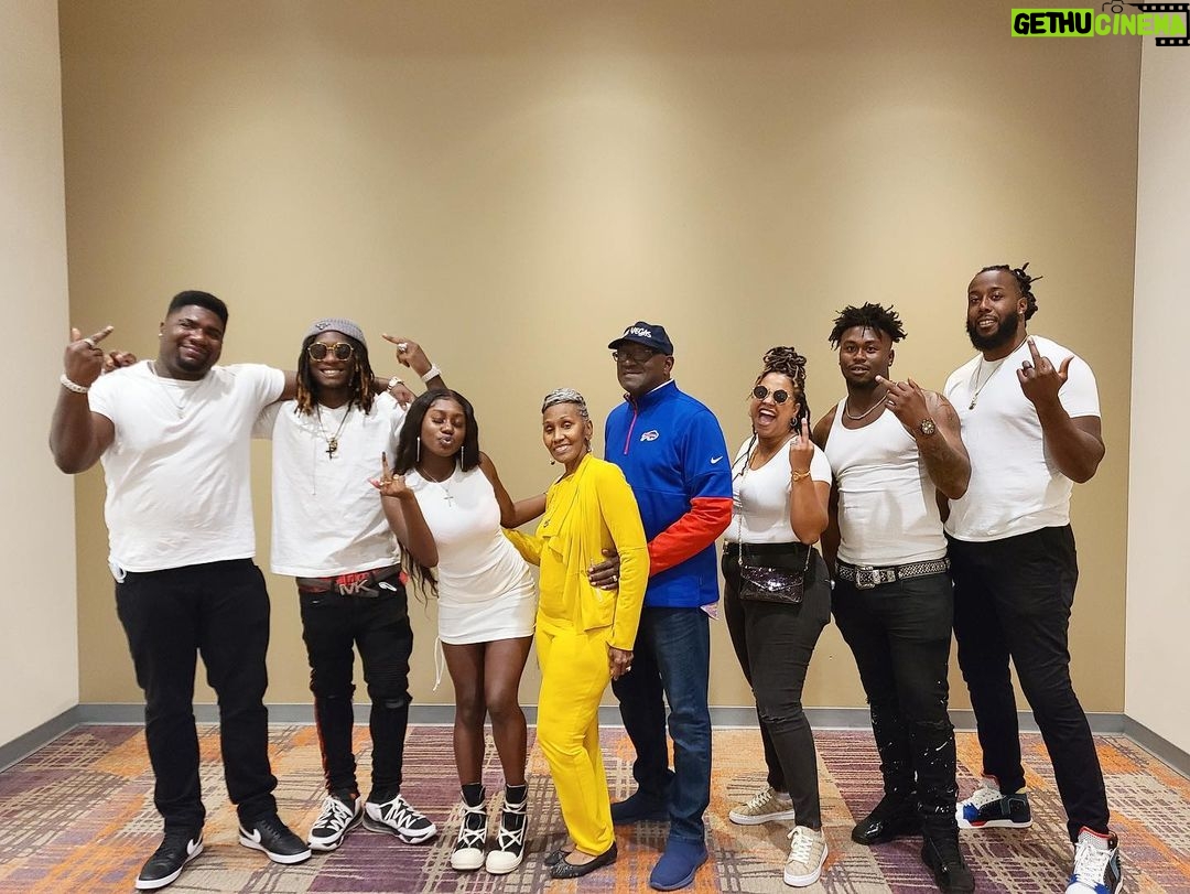 Zandra Cunningham Instagram - the grandparents were completely unaware of the vibes but anyways #Swipe to see my gang 4L Las Vegas, Nevada