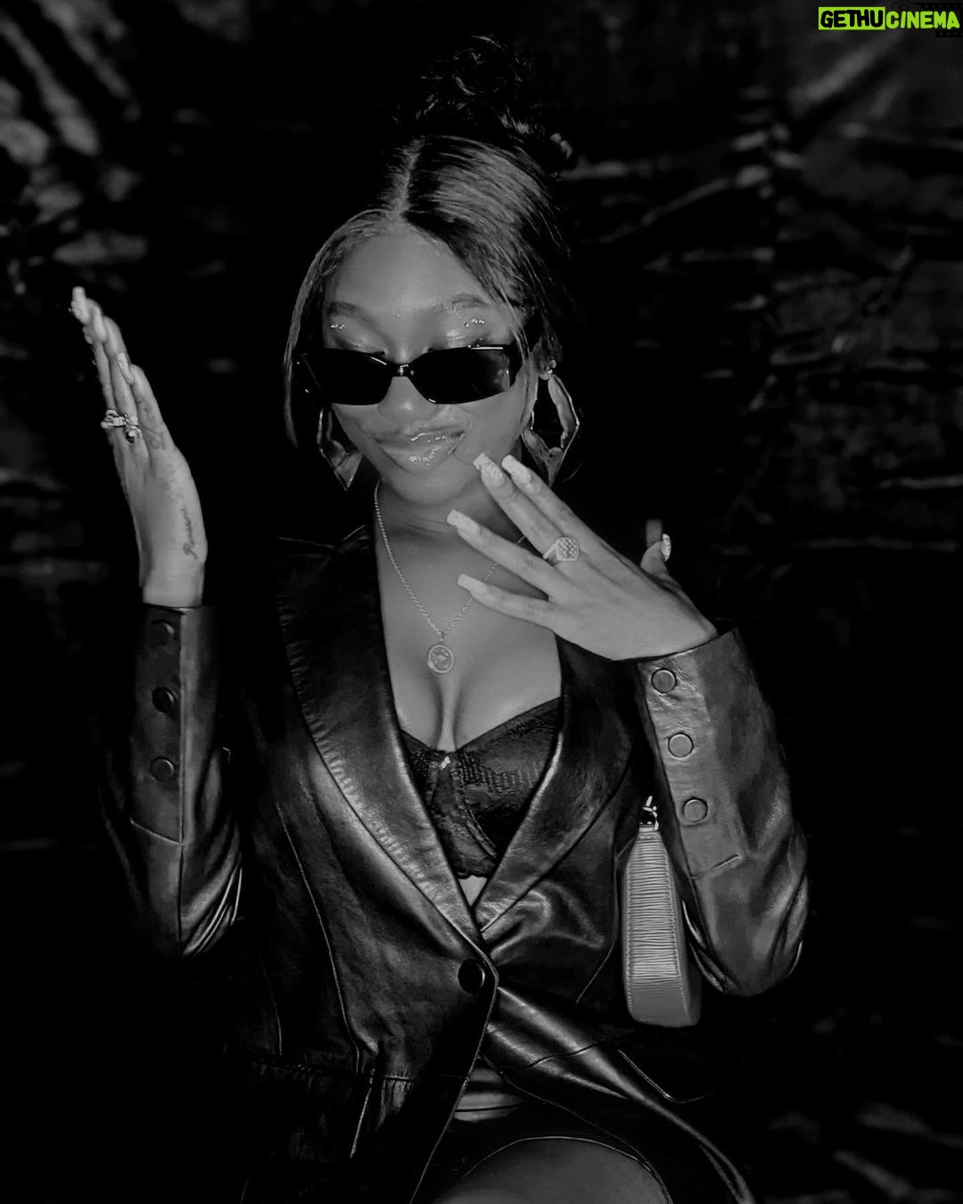 Zandra Cunningham Instagram - she means business 🖤