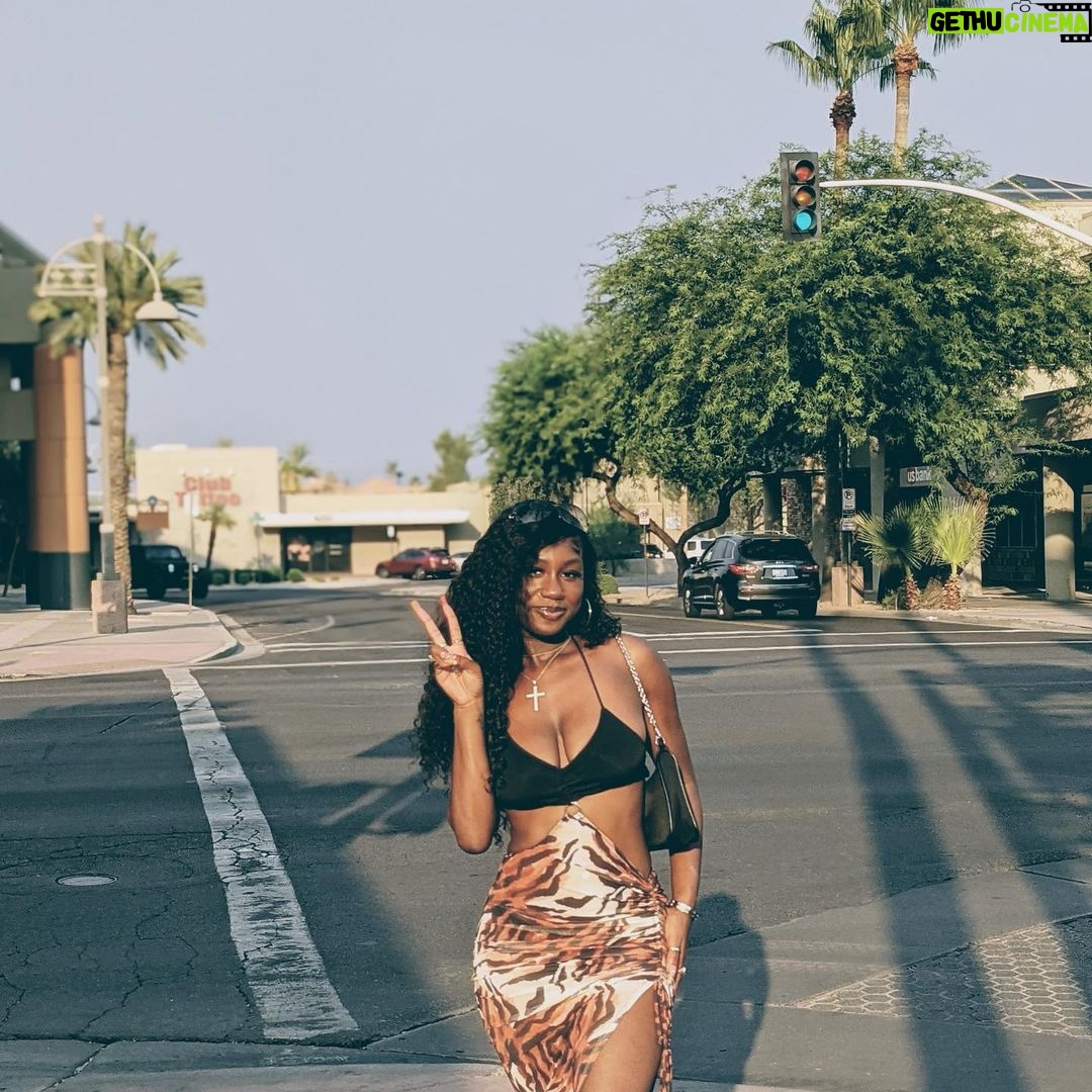 Zandra Cunningham - 0.9K Likes - my momma took theseš„°
