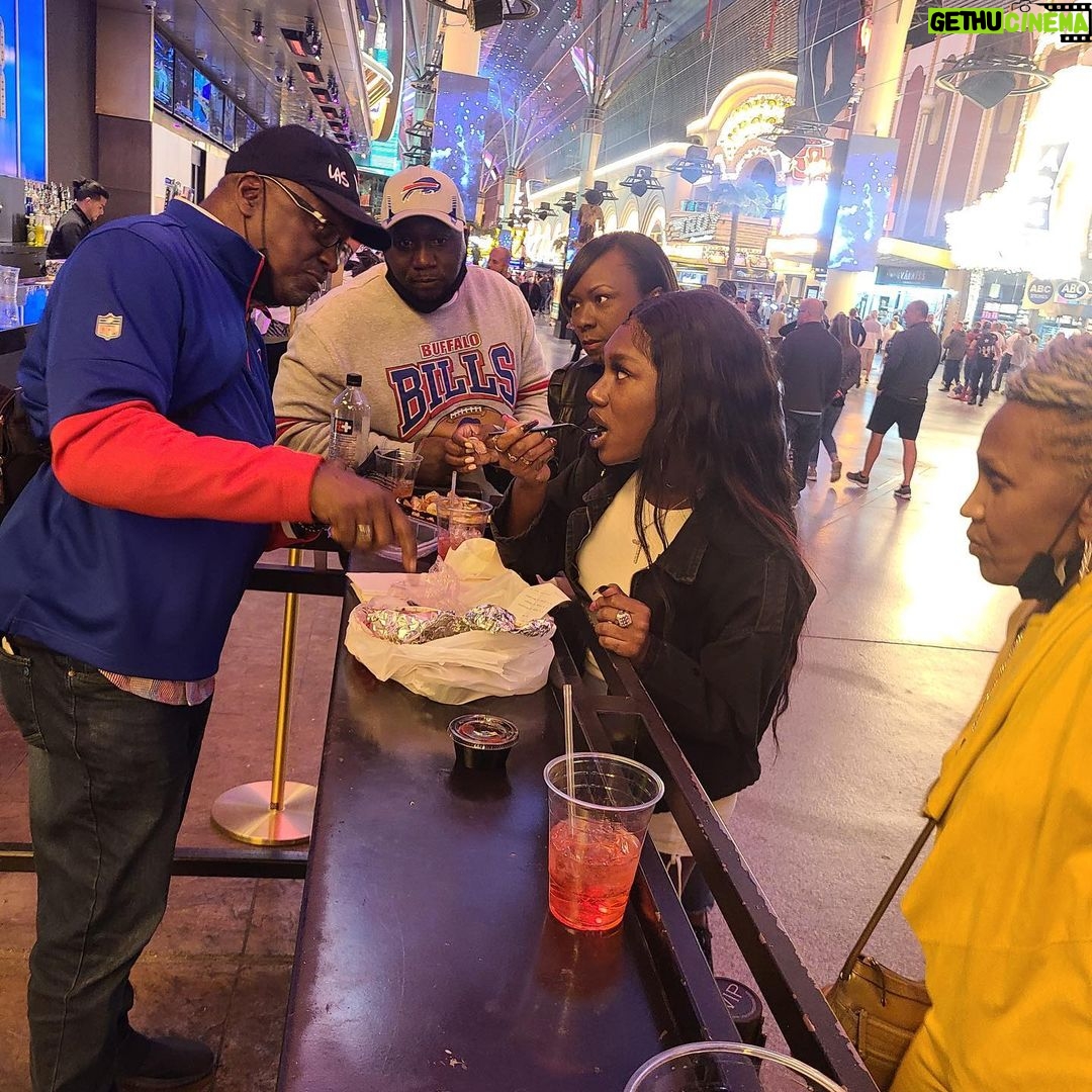 Zandra Cunningham Instagram - $100 tp the first person who can guess what we were sippin on🤣🤣