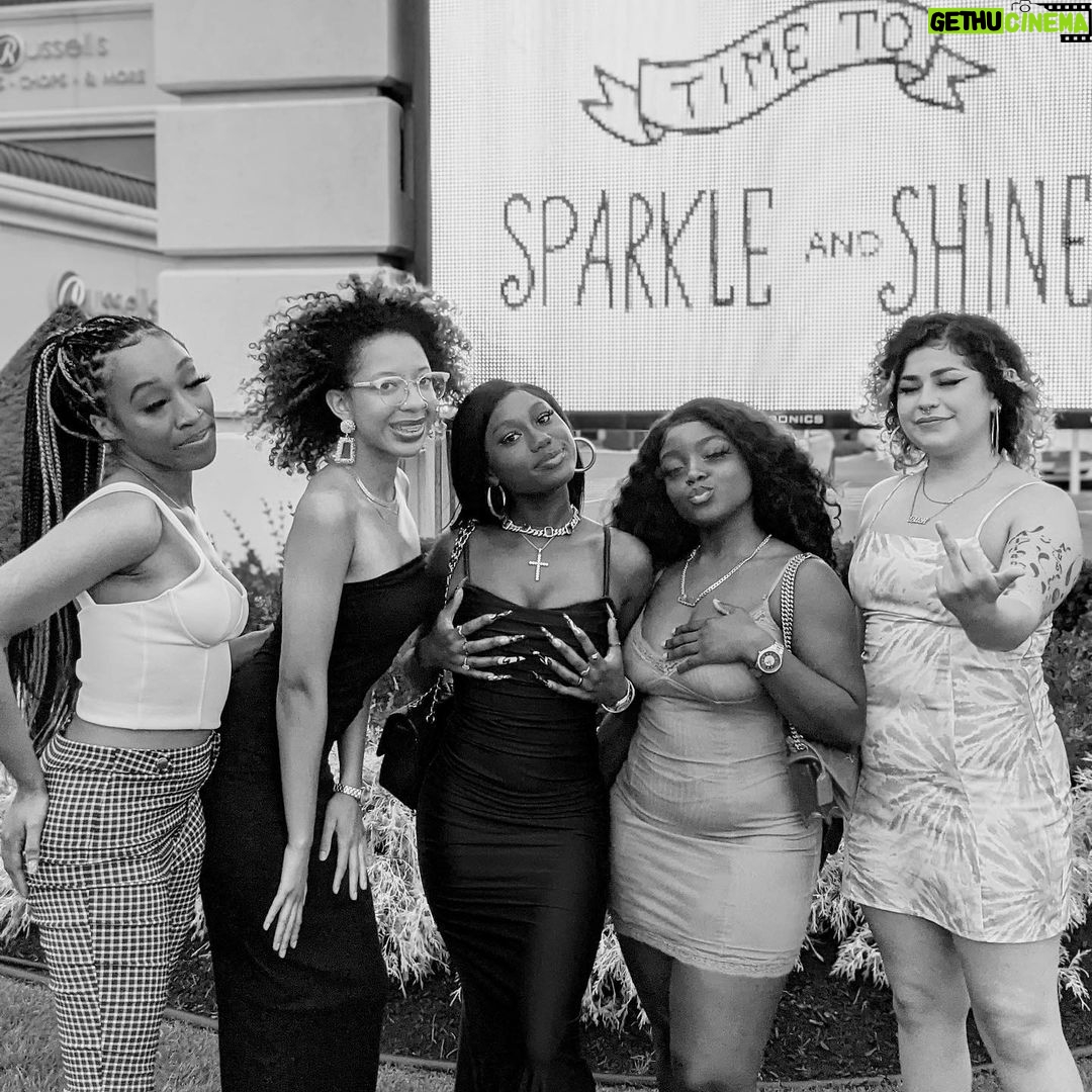 Zandra Cunningham Instagram - cancer baddies♋️