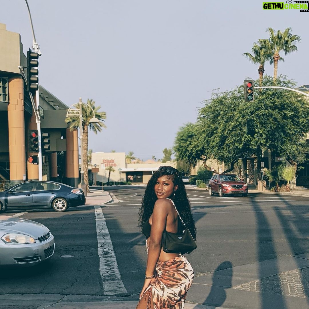 Zandra Cunningham - 0.9K Likes - my momma took theseš„°