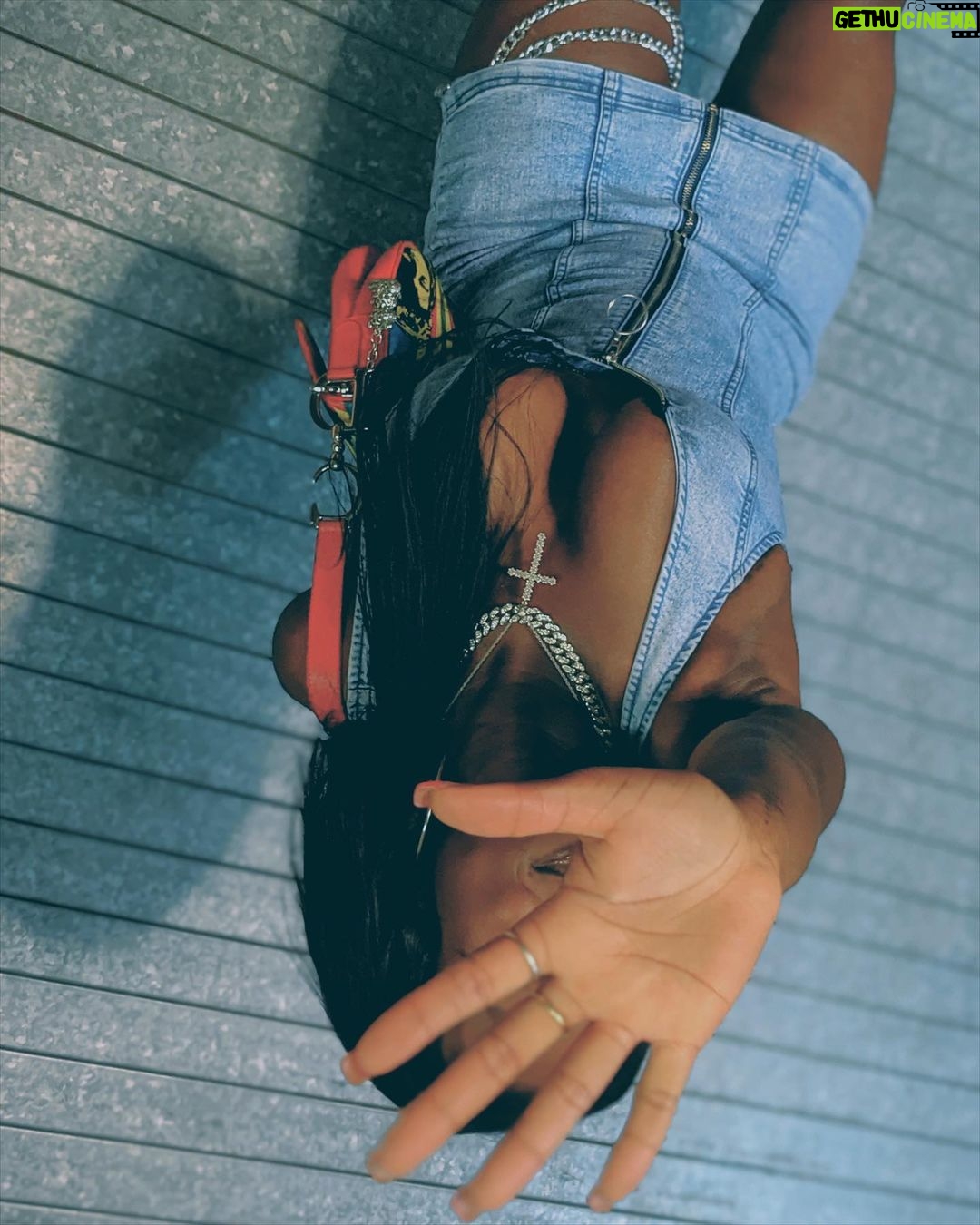 Zandra Cunningham Instagram - keep em guessin🫧