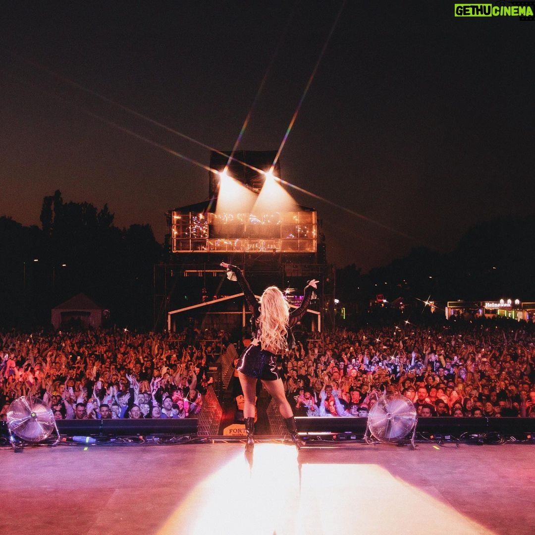 Zara Larsson Instagram - 🇵🇱 first show of the summer!!! @johannapetterssons