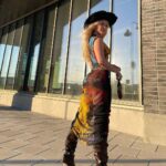 Zara Larsson Instagram - Mother was mothering so hard I had to lay down on the floor for a second in the arena. Off to day 2 🤠🐎