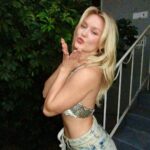 Zara Larsson Instagram - Long skirt because I’m modest