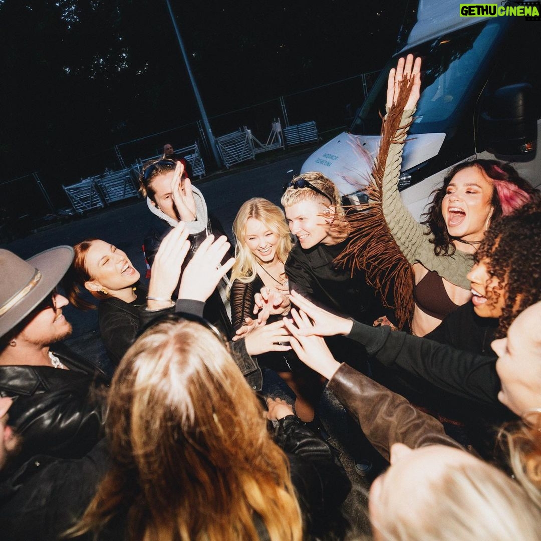 Zara Larsson Instagram - 🇵🇱 first show of the summer!!! @johannapetterssons