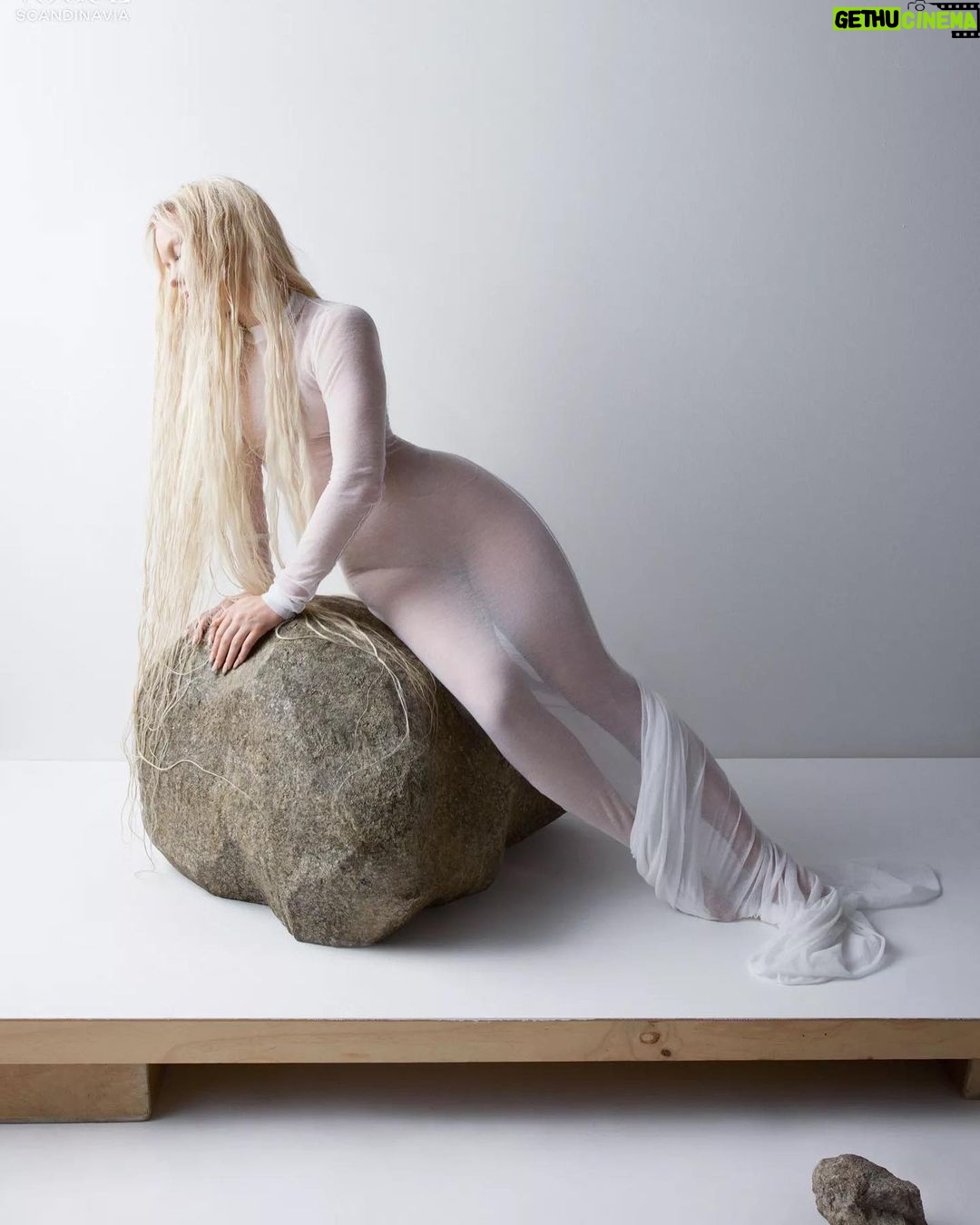 Zara Larsson Instagram - π§πΌββοΈπ§πΌββοΈπ§πΌββοΈπ§πΌββοΈπ§πΌββοΈ @voguescandinavia Words by: @shiffmane Photographer : @studioakrans Stylist : @robert_r_rydberg Talent : @zaralarsson Makeup Artist : @iggifly Hair Stylist : @alipirzadeh Using Oribe and AP Wigs Set Designer : @andreasfrienholt Production Managers : @stephanielewiss Olle Γman Production : @lundlundagency