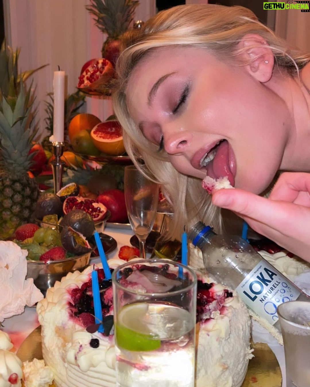 Zara Larsson Instagram - Happy new year!!!!!! Lets do the impossible possible!!! Let’s be even sexier 2023