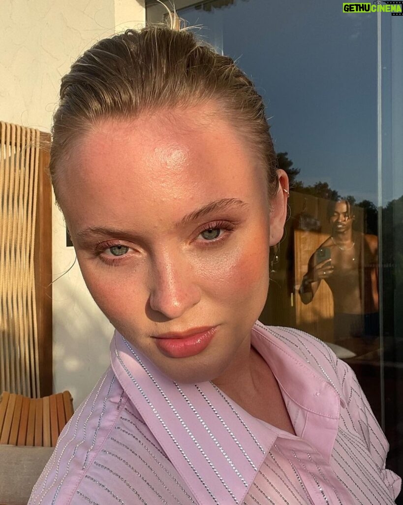 Zara Larsson Instagram - My face card never declines