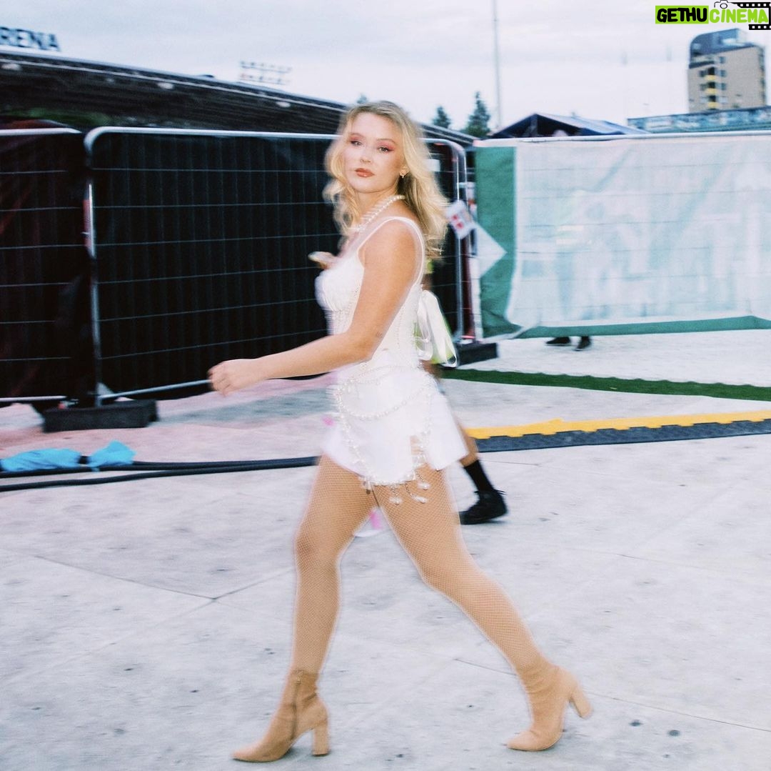 Zara Larsson Instagram - I’ve been on vacation for 4 days but on Instagram I’m working @johannapetterssons
