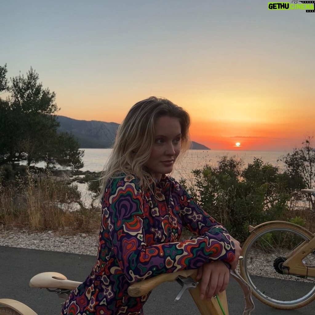 Zara Larsson Instagram - Summer 10/10 so far amarite?!?!?!?