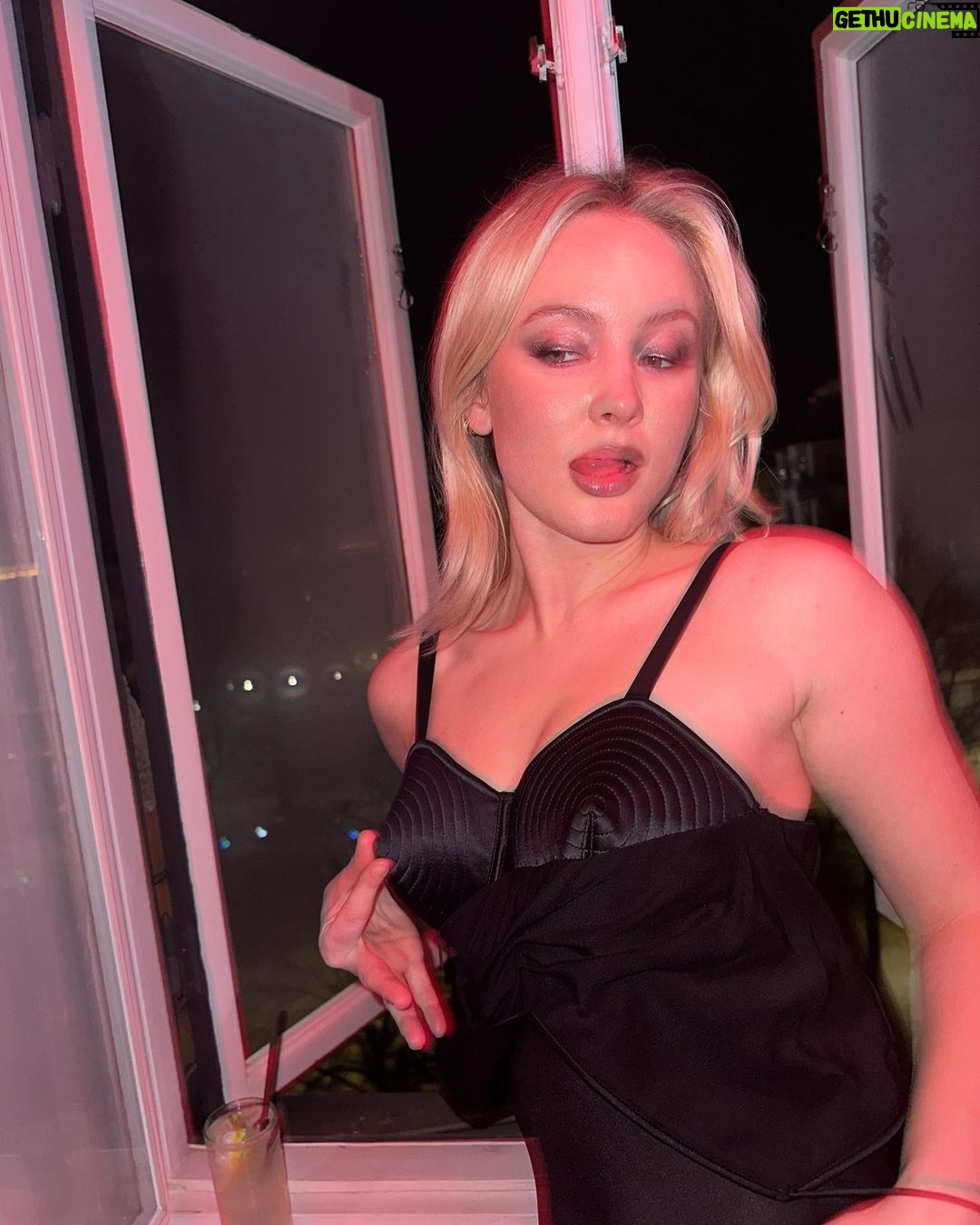 Zara Larsson Instagram - Happy new year!!!!!! Lets do the impossible possible!!! Let’s be even sexier 2023